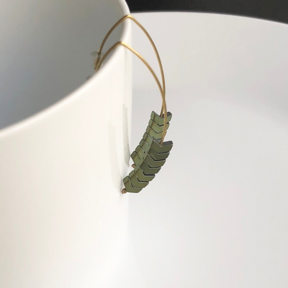 NEW "Merida" Stone Earrings (green) - Picture 5 of 7